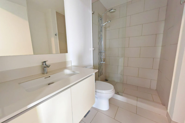 Venta de apartamento en Escazú Village. Esquinero.
