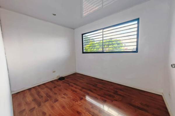 Alquiler de casa uso comercial a 200 metros del Parque La Sabana.