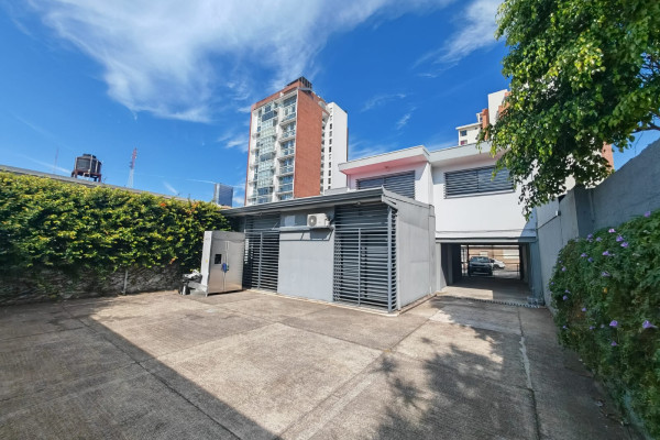 Alquiler de casa uso comercial a 200 metros del Parque La Sabana.