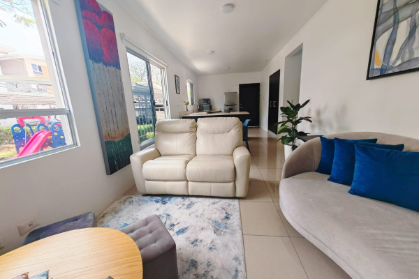 Se alquila apartamento en La Uruca.