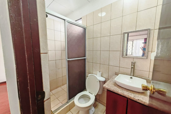 Se alquila apartamento en Rohrmoser.