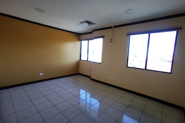 Se Alquila Casa Comercial Por La Principal De Rohrmoser. Uso comercial.