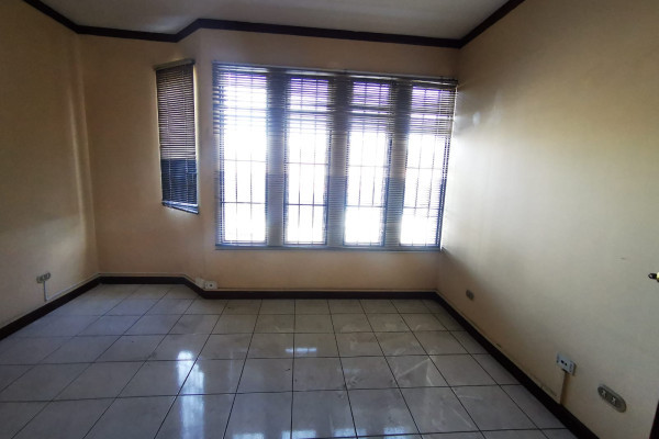 Se Alquila Casa Comercial Por La Principal De Rohrmoser. Uso comercial.