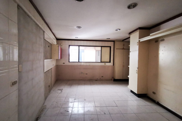 Se Alquila Casa Comercial Por La Principal De Rohrmoser. Uso comercial.