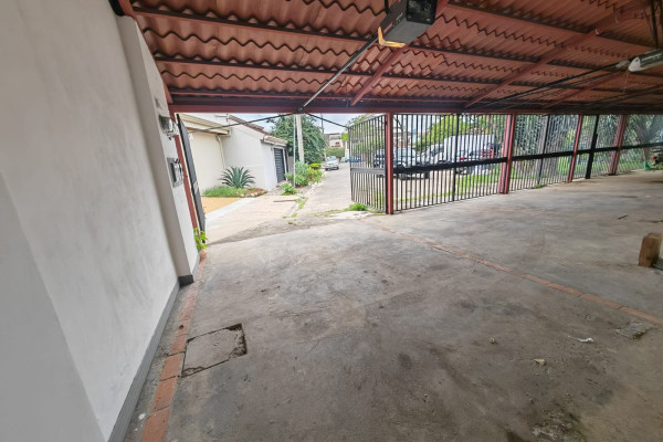 Uruca. Alquiler de casa en residencial privado.