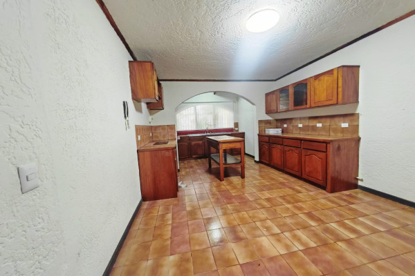 Se alquila apartamento en Sabana Sur.