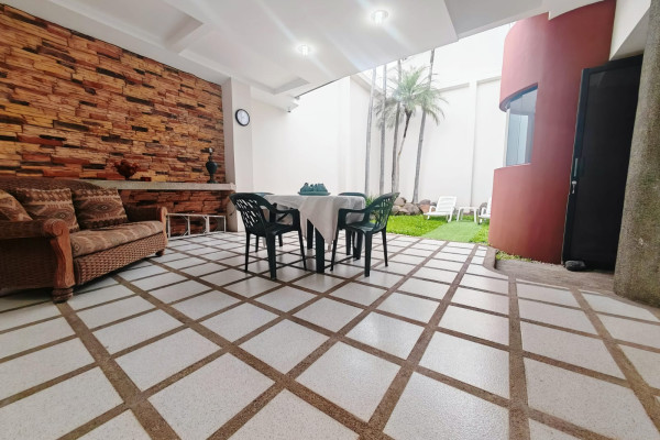 Se vende casa independiente en Rohrmoser.-19