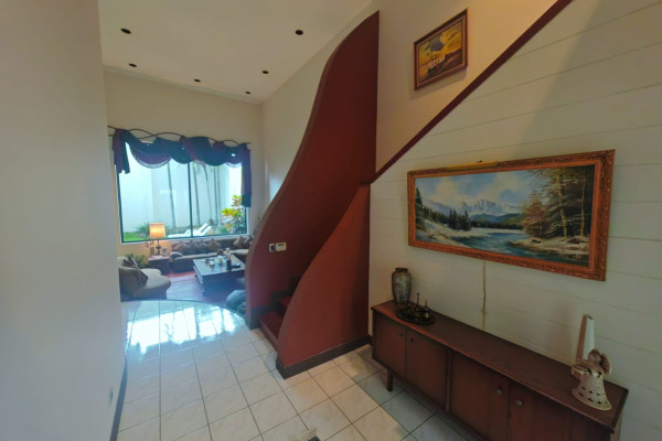Se vende casa independiente en Rohrmoser.-17