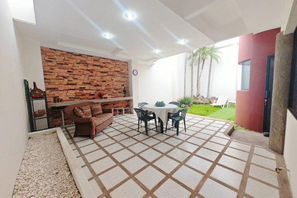 Se vende casa independiente en Rohrmoser.-16