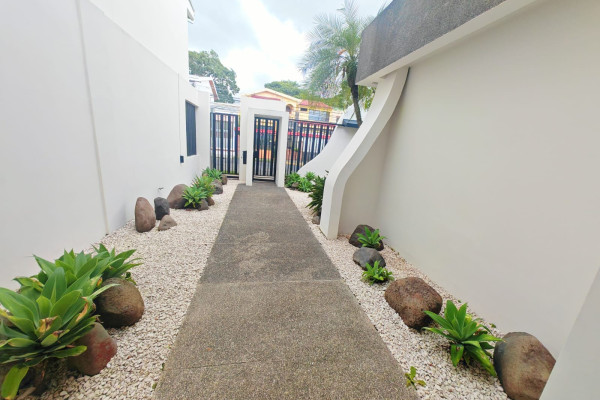 Se vende casa independiente en Rohrmoser.-25
