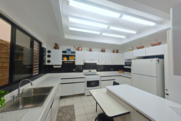 Se vende casa independiente en Rohrmoser.-26
