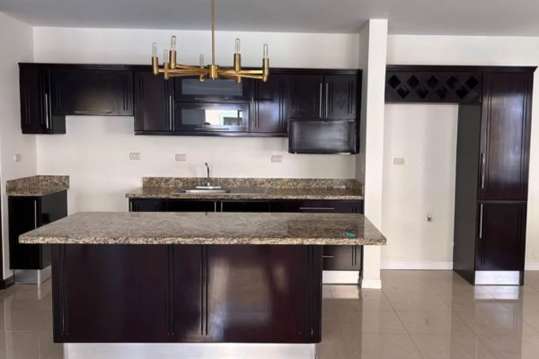 Se alquila apartamento de 2 plantas en La Uruca.