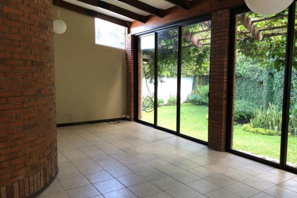 SE ALQUILA CASA EN ESCAZÚ.