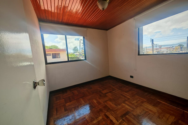 Se Alquila Casa en Moravia, cerca de Plaza Lincoln. Se Acepta Mascota.