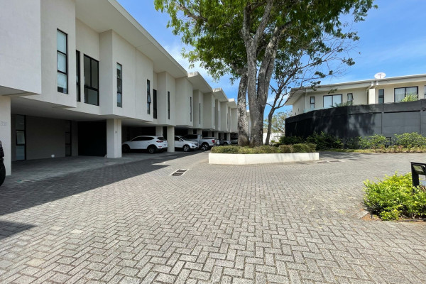 Venta de casa en Santa Ana. Lindora.