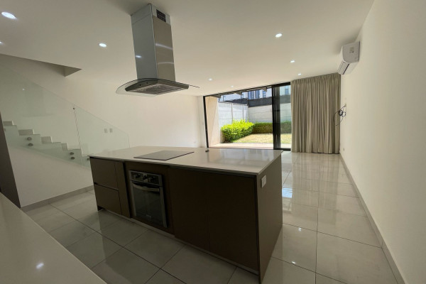 Venta de casa en Santa Ana. Lindora.