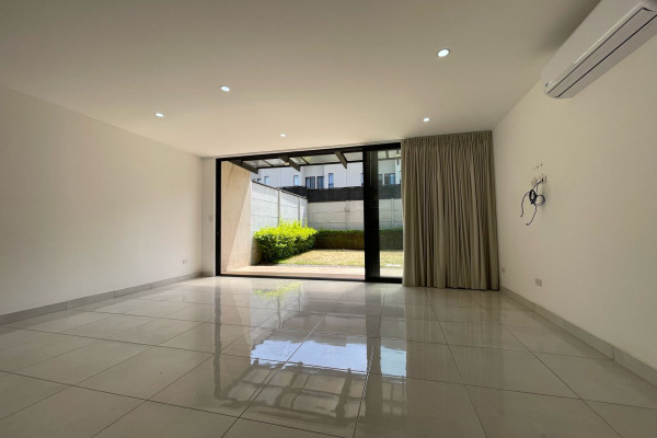 Venta de casa en Santa Ana. Lindora.