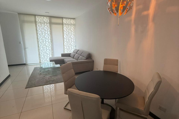 Alquiler de apartamento en Santa Ana. Full amoblado.