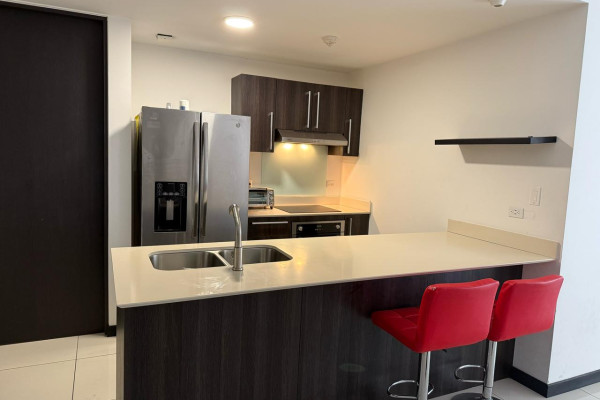 Alquiler de apartamento en Santa Ana. Full amoblado.