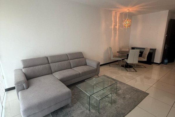 Alquiler de apartamento en Santa Ana. Full amoblado.