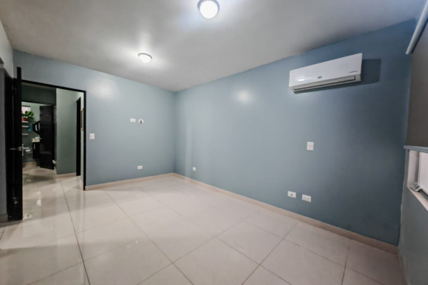 Alquiler de apartamento en Santa Ana.  primera planta.