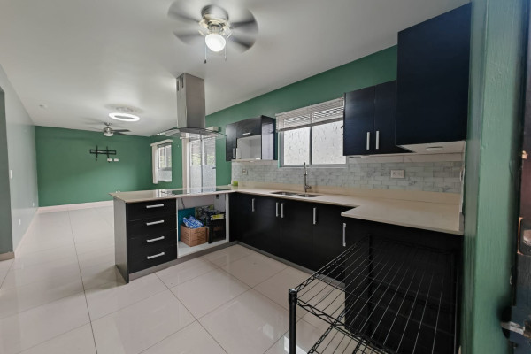 Alquiler de apartamento en Santa Ana.  primera planta.