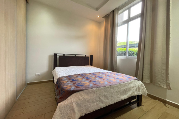 Se alquila Apartamento en Pozos, Santa Ana. Full amoblado.