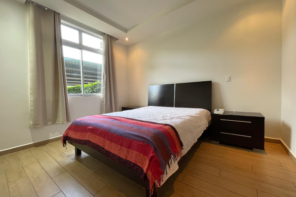 Se alquila Apartamento en Pozos, Santa Ana. Full amoblado.