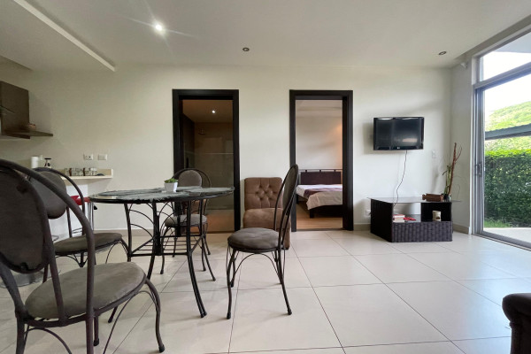 Se alquila Apartamento en Pozos, Santa Ana. Full amoblado.