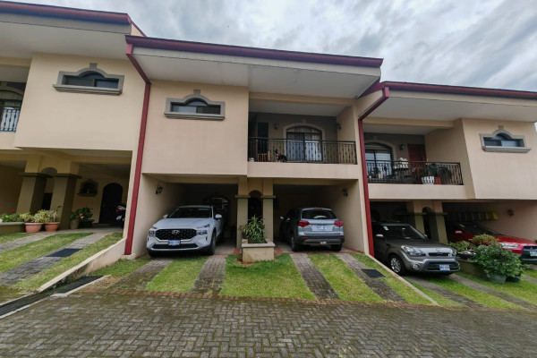 Venta de casa en Lomas de Ayarco.