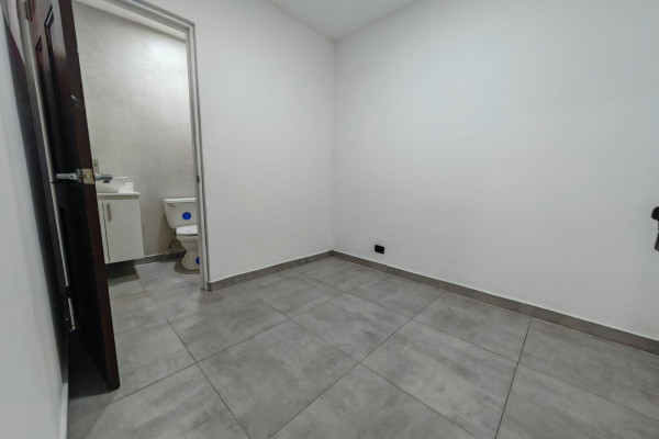 Se alquila amplio apartamento en La Sabana.