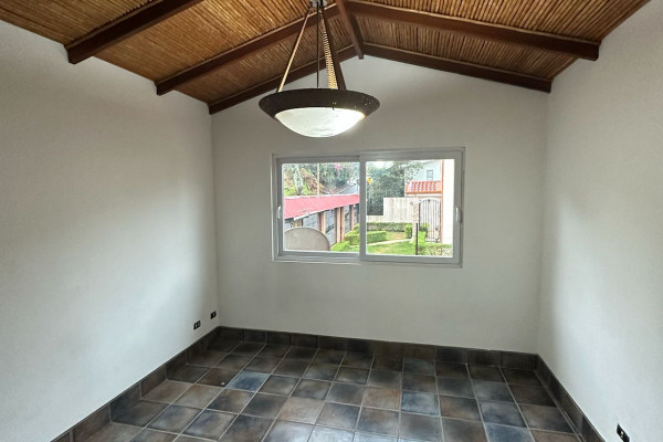 Se alquila casa en Escazú, Guachipelín.-16