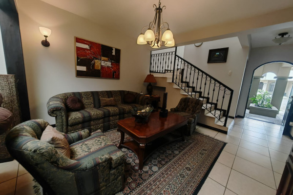 Venta de casa en Lomas de Ayarco.
