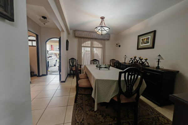 Venta de casa en Lomas de Ayarco.
