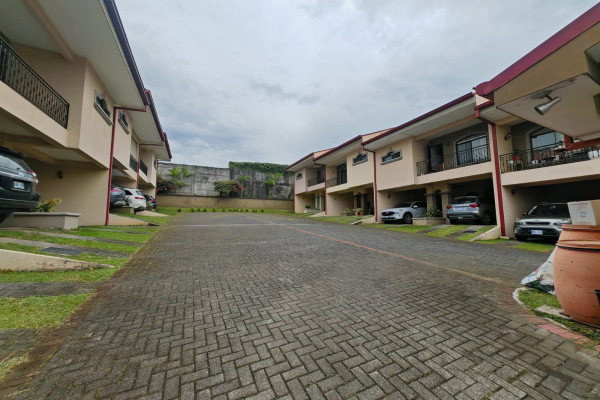 Venta de casa en Lomas de Ayarco.