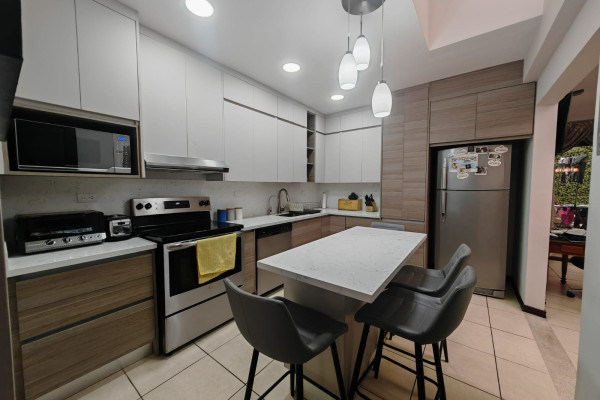 Venta de casa en Lomas de Ayarco.