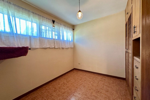 Se alquila casa en Santa Ana. Sin muebles.