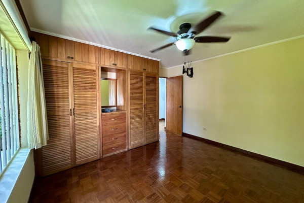 Se alquila casa en Santa Ana. Sin muebles.