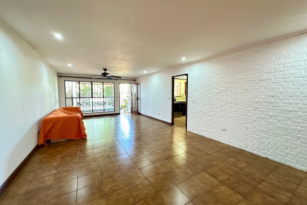 Se alquila casa en Santa Ana. Sin muebles.