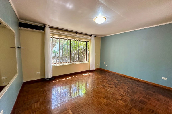 Se alquila casa en Santa Ana. Sin muebles.