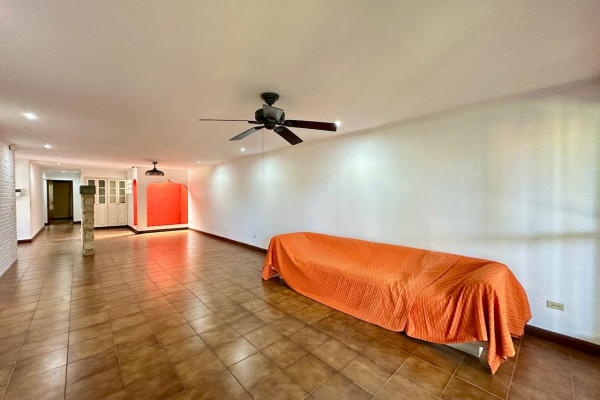 Se alquila casa en Santa Ana. Sin muebles.