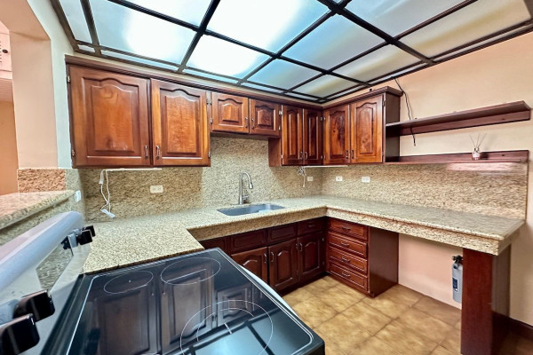 Se alquila casa en Santa Ana. Sin muebles.