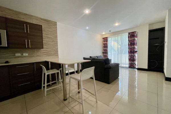 Se alquila apartamento en Montesol, Santa Ana. Amoblado.