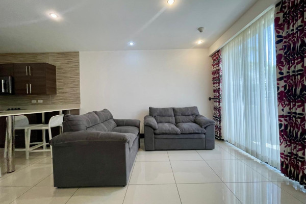 Se alquila apartamento en Montesol, Santa Ana. Amoblado.