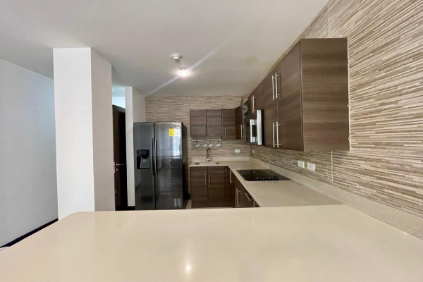 Se alquila apartamento en Montesol, Santa Ana. Amoblado.