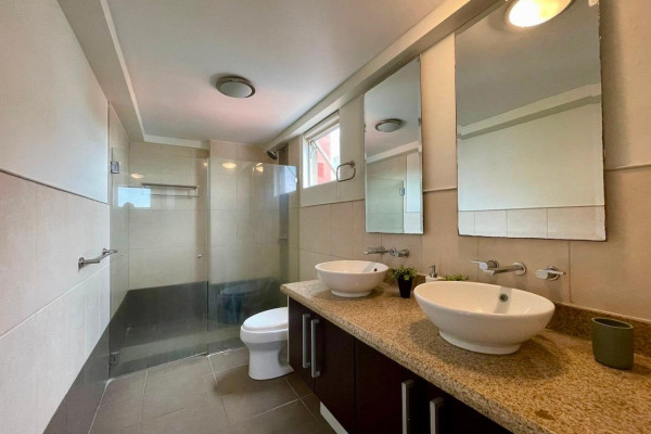 Se alquila apartamento amoblado en Guachipelín, Escazú.