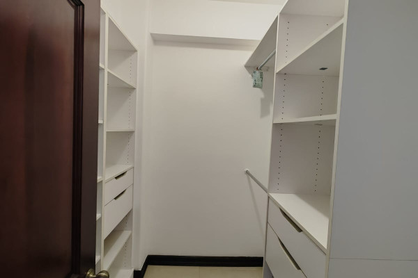 Se alquila apartamento en Escazú. Trejos Montealegre. Amueblado.