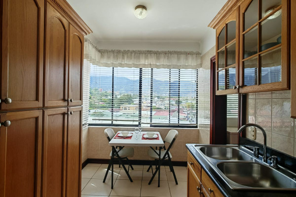 Se alquila apartamento en Escazú. Trejos Montealegre. Amueblado.