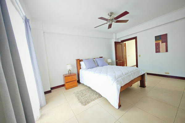 Se alquila apartamento en Escazú. Trejos Montealegre. Amueblado.