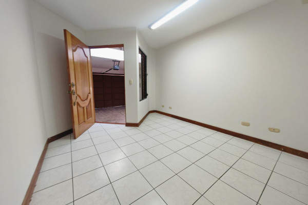 Se alquila apartamento en Rohrmoser.